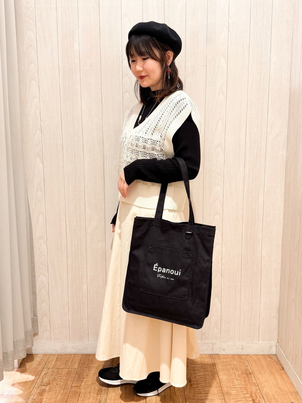 「春色、プチプラ、春服、レイヤードスタイル、モノトーン、大人カジュアルコーデ、オトナカワイイ、大人可愛い、フレアスカート、ベスト、シューラルー、30代コーデ、ママファッション、カジュアルガーリー」｜「SHOO・LA・RUEのサーモベレー帽（ハンチング/ベレー帽、ブラック系）」を使った、Maaaaachanさん（骨格ストレート・レディース・165cm）の春コーディネートの2枚目の写真