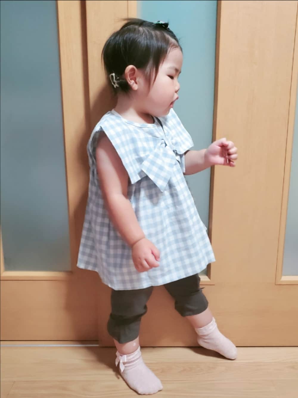 ブルー系のセットアップ、グレー系のその他パンツを着用したキッズの夏コーディネートの2枚目の写真