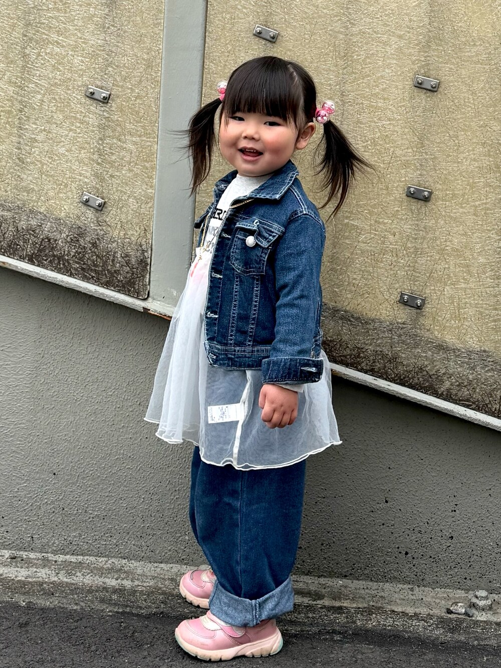 ホワイト系のセットアップ、ブルー系のその他パンツを着用したキッズの春コーディネートの2枚目の写真