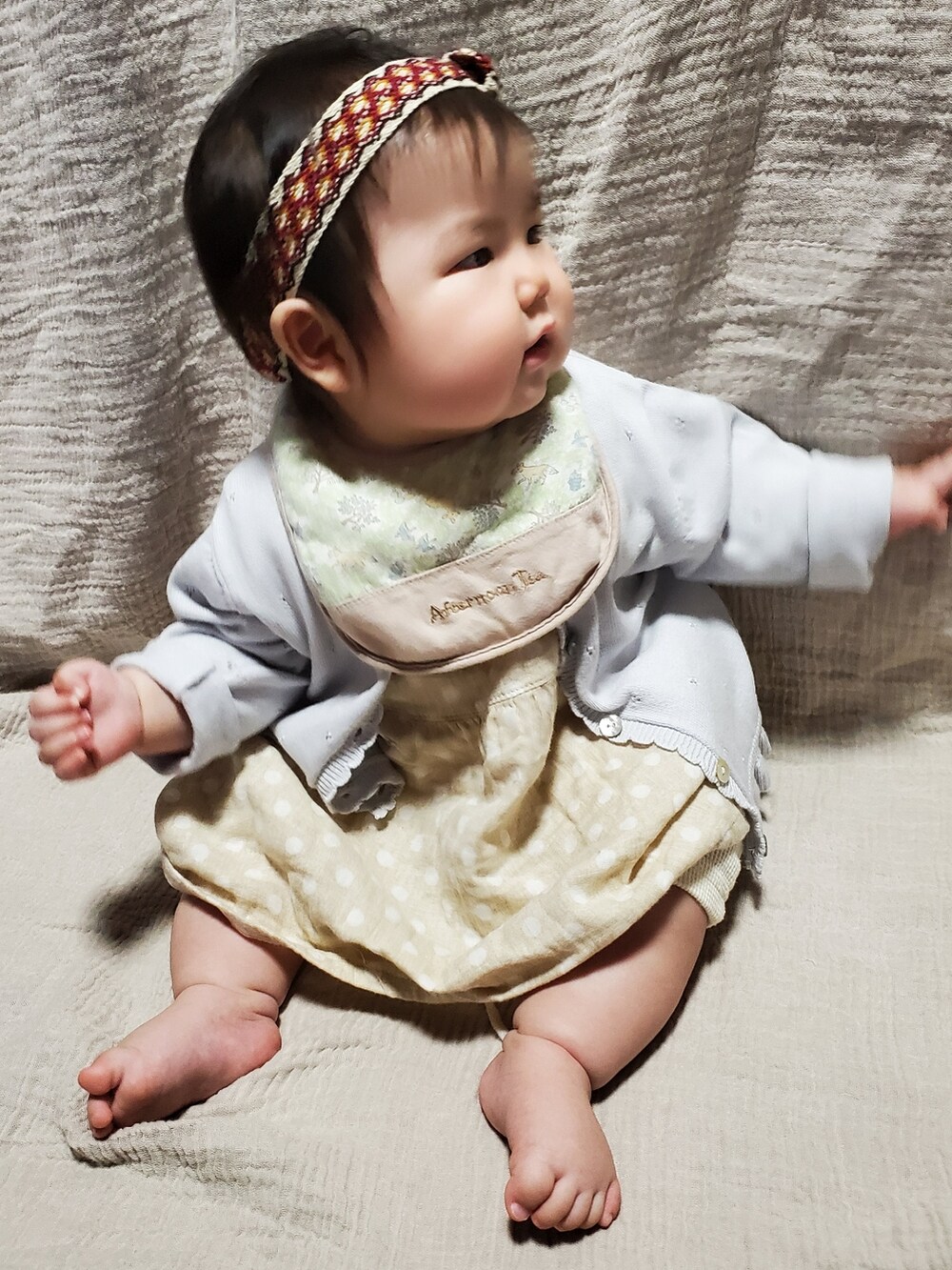 「韓国子供服、カーディガン、秋コーデ、淡色コーデ、ヘアバンド、ワンピース、ニット、女の子コーデ、女の子ベビー、赤ちゃんコーデ、ベビーコーデ、ベージュ、カジュアル」｜「韓国子供服のアイテム（ワンピース、ベージュ系）」を使った、Maaaaachanさん（キッズ・70cm）の秋コーディネートの2枚目の写真
