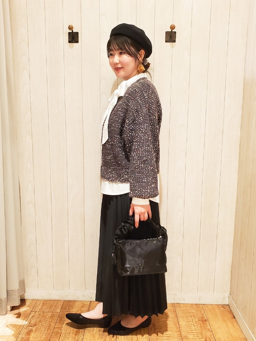 「レイヤードスタイル、かんたん！着回しコーデ術、休日スタイル、大人コーデ、大人ガーリー、大人女子、大人可愛い、モノトーンコーデ、シューラルー、ママファッション、30代コーデ、リボンブラウス、スカート、カーディガン」｜「SHOO・LA・RUEのサーモベレー帽（ハンチング/ベレー帽、ブラック系）」を使った、Maaaaachanさん（骨格ストレート・レディース・165cm）の冬コーディネートの2枚目の写真