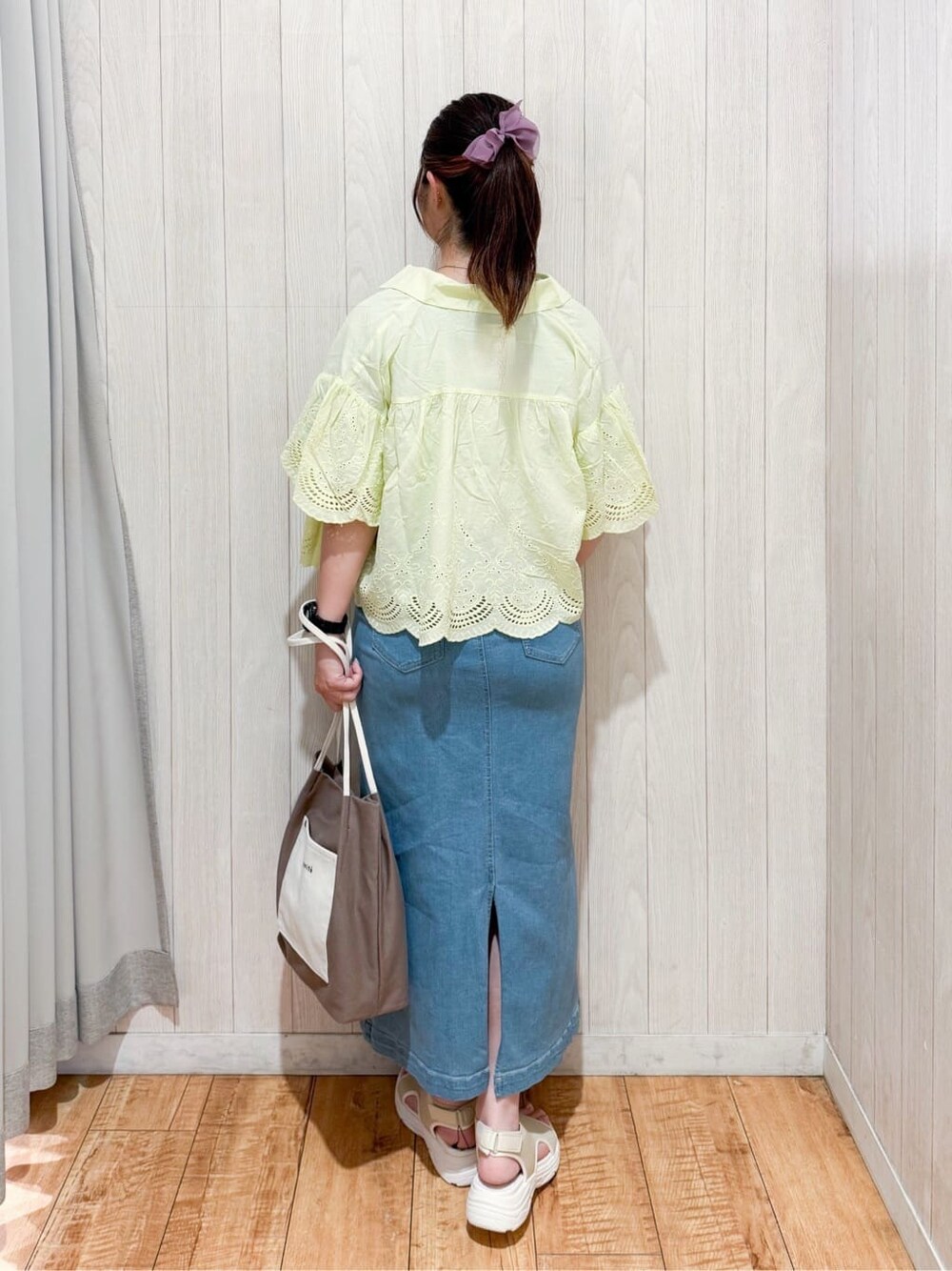 イエロー系のシャツ/ブラウス、グリーン系のTシャツ/カットソー、ブルー系のデニムスカートを着用したレディースの夏コーディネートの3枚目の写真