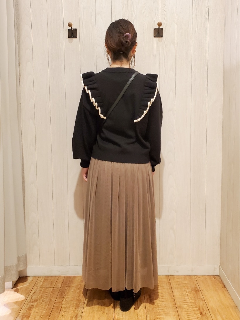 ブラック系のニット/セーター、ブラウン系のスカート、ブラック系のパンプスを着用したレディースの冬コーディネートの3枚目の写真