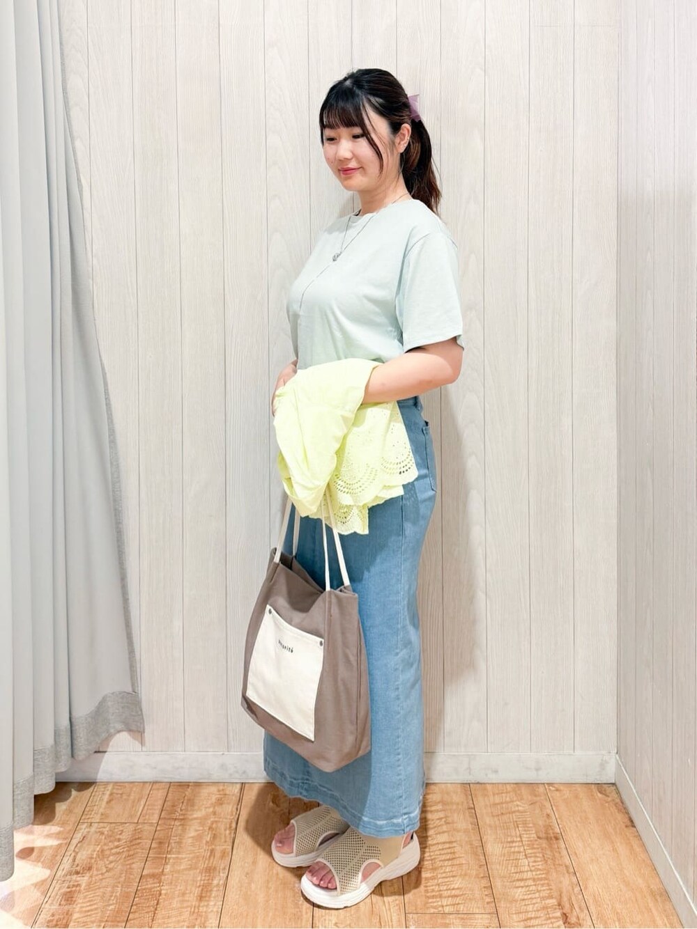 イエロー系のシャツ/ブラウス、グリーン系のTシャツ/カットソー、ブルー系のデニムスカートを着用したレディースの夏コーディネートの5枚目の写真