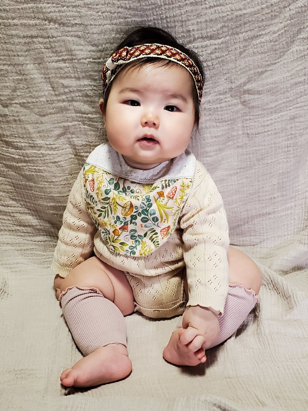 「秋コーデ、女の子コーデ、女の子ベビー、ベビーコーデ、淡色コーデ、ベージュ、ハンドメイド、バースデイ、西松屋、プチプラ、ロンパース、レッグウォーマー、透かし編みニット、休日スタイル、秋服準備はじめました」｜「Handmadeのアイテム（ヘアバンド、レッド系）」を使った、Maaaaachanさん（キッズ・70cm）の秋コーディネートの2枚目の写真
