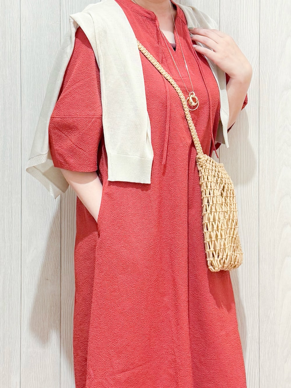 「サンダル、夏コーデ、ショルダーバッグ、プチプラ、大人かわいい、楽チンコーデ、30代ファッション、ワンピース、赤、カーディガン、羽織り、シューラルー、ママファッション、30代コーデ」|「DRESKIPの【洗える】ひんやりさらっと 大人のシアーカーディガン(カーディガン/ボレロ、ベージュ系)」を使った、Maaaaachanさん(骨格ストレート・レディース・165cm)の夏コーディネートの4枚目の写真