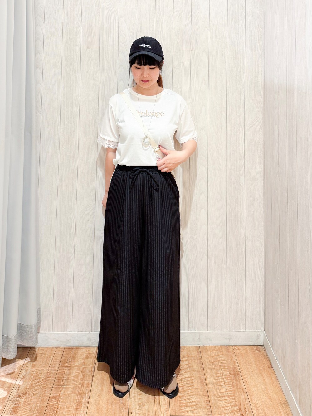 ホワイト系のTシャツ/カットソー、ブラック系のその他パンツ、ブラック系のサンダルを着用したレディースの夏コーディネートの4枚目の写真