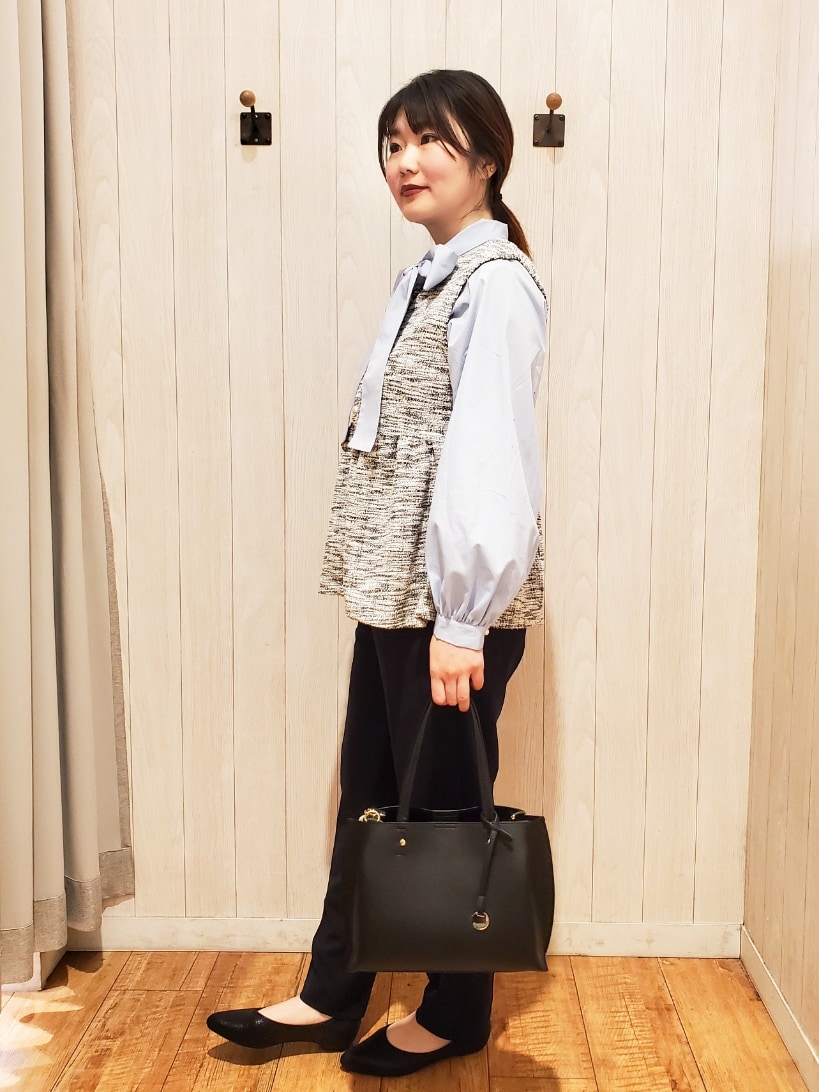 「かんたん！着回しコーデ術、大人ファッション、プチプラコーデ、七五三、ママファッション、30代コーデ、お仕事コーデ、ハレの日、ブラウス、リボンブラウス、パンツスタイル、ジレ、シューラルー、セレモニー」｜「DRESKIPの【S-LL】お顔回りを華やかに リボンタイブラウス（シャツ/ブラウス、ブルー系）」を使った、Maaaaachanさん（骨格ストレート・レディース・165cm）の冬コーディネートの2枚目の写真