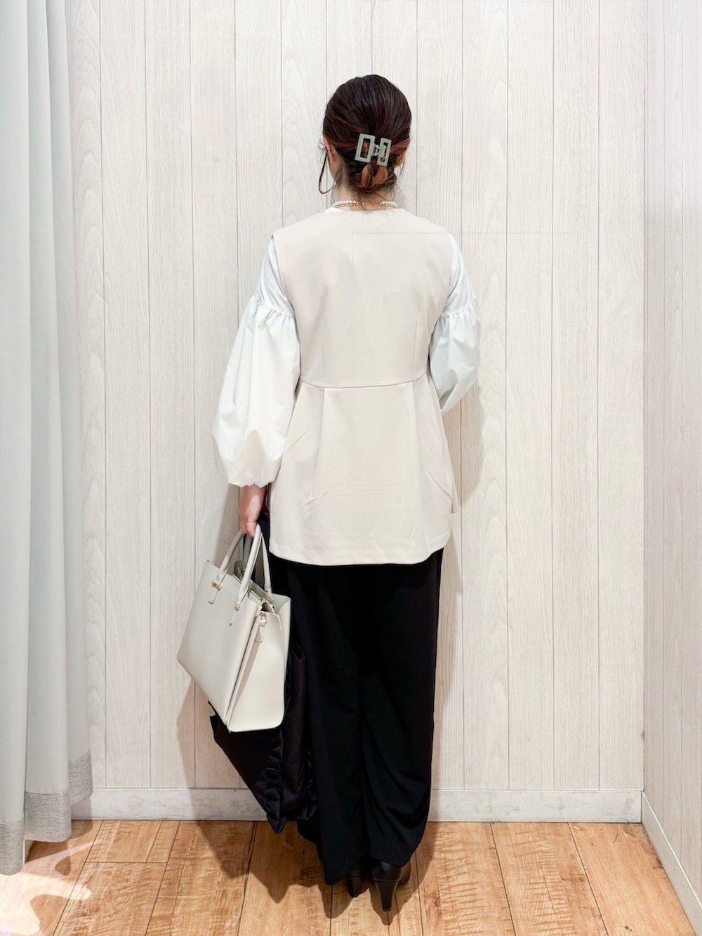 ベージュ系のベスト、ホワイト系のシャツ/ブラウス、ブラック系のその他パンツを着用したレディースの冬コーディネートの3枚目の写真