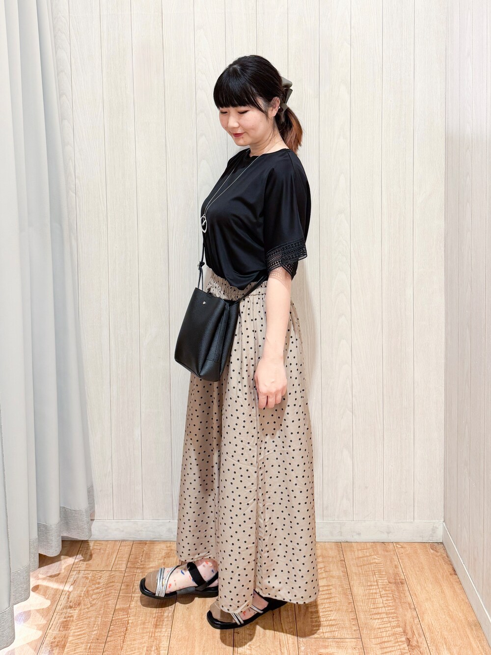 ブラック系のTシャツ/カットソー、ブラウン系のスカート、ブラック系のサンダルを着用したレディースの夏コーディネートの2枚目の写真