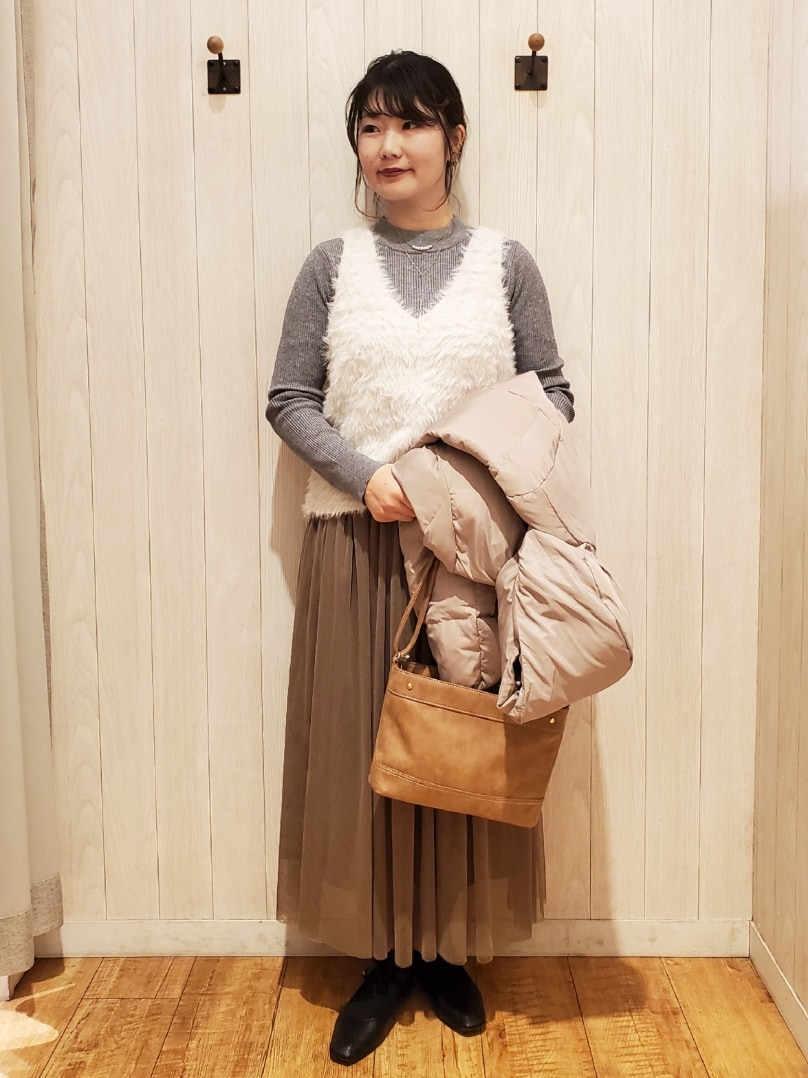 ブラウン系のダウンジャケット/コート、ホワイト系のニット/セーター、ブラウン系のショルダーバッグを着用したレディースの冬コーディネートの4枚目の写真