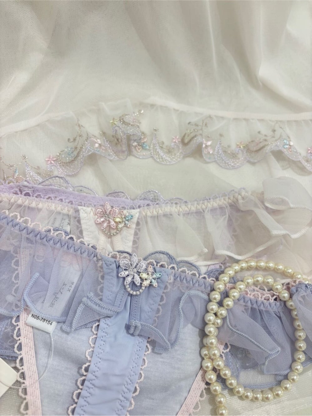ピンク系のブラジャー、ピンク系のブラジャー、ピンク系のブラジャーを着用したレディースの冬コーディネートの4枚目の写真