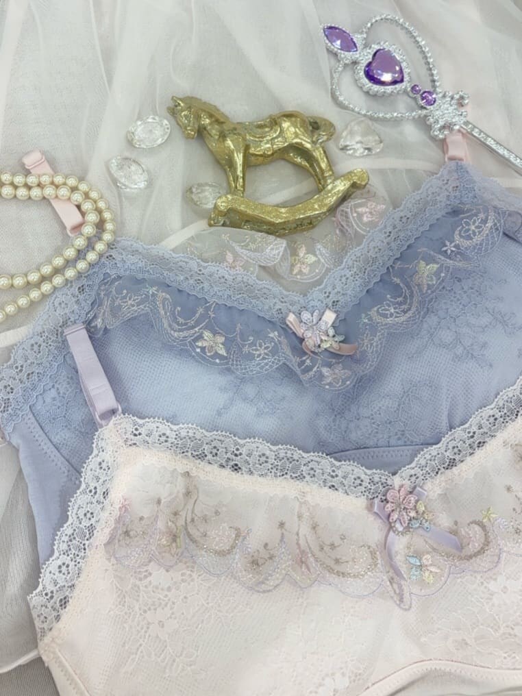 ピンク系のブラジャー、ピンク系のブラジャー、ピンク系のブラジャーを着用したレディースの冬コーディネートの6枚目の写真