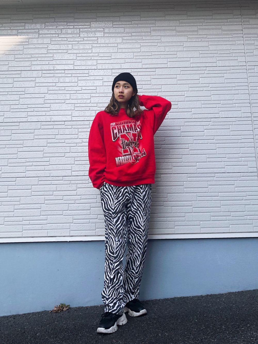 「ストリート、ストリートコーデ、ストリートMIX、ストリートファッション、ストリート系、スケータースタイル、スケボー、スケーター、ゼブラ柄、メンズライク、スウェット、メンズアイテム、古着、古着MIX、着回しコーデ」｜「PBLIMのアイテム（パンツ、ブラック系）」を使った、夏目みさきさん（レディース・165cm）の冬コーディネートの2枚目の写真