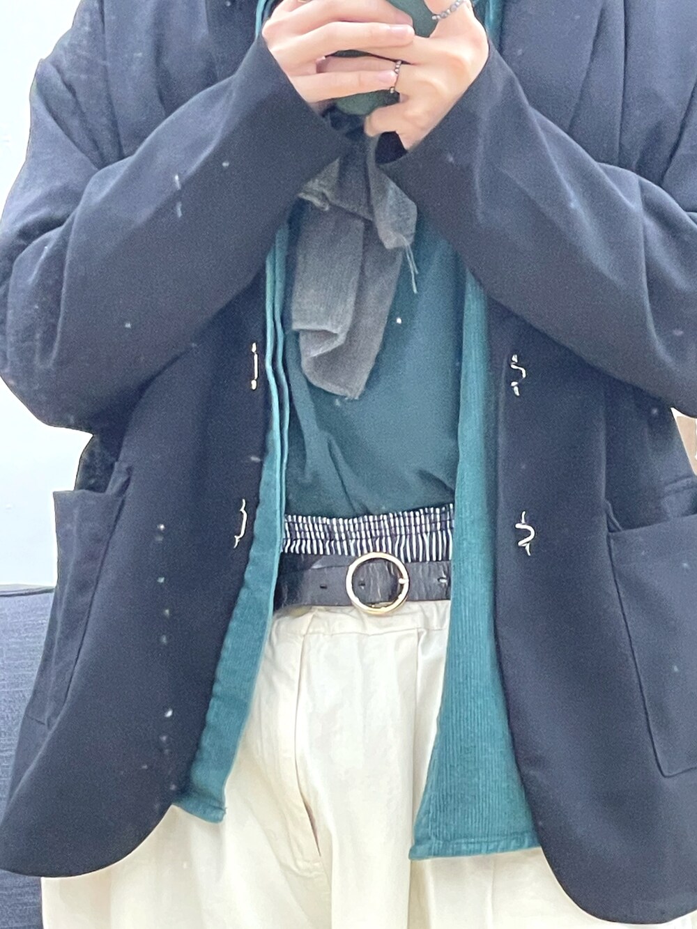 ブラック系のテーラードジャケットを着用したメンズの冬コーディネートの2枚目の写真