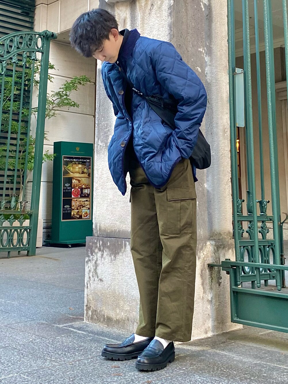 「ビッグシルエット、ローファー、冬コーデ、カーキ、カーゴパンツ、休日スタイル、プチプラ、厚底シューズ、きれいめカジュアル、キルティングジャケット、シンプルコーデ、ゆるコーデ、マイベストコーデ2021」|「TAIONの【TAION/タイオン 】GLOSTER別注 キルティングジャケット(ダウンジャケット/コート、ブルー系)」を使った、 ごりゅーさん(メンズ・177cm)の冬コーディネートの2枚目の写真