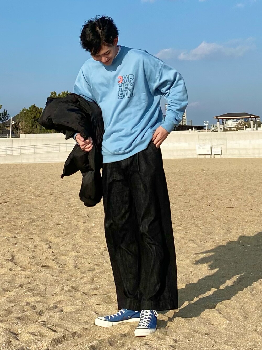 「私の推しブランド、休日スタイル、ロゴスウェット、ワイドパンツ、プチプラ、あったかコーデ、韓国ファッション、ダウンジャケット、スニーカーコーデ、スウェット、コンバース、きれいめカジュアル、ストリート」|「CYPHER3の【60】CYPHER3/サイファーサム Duality <C> Logo Sweat(スウェット、ブルー系)」を使った、 ごりゅーさん(メンズ・177cm)の冬コーディネートの2枚目の写真