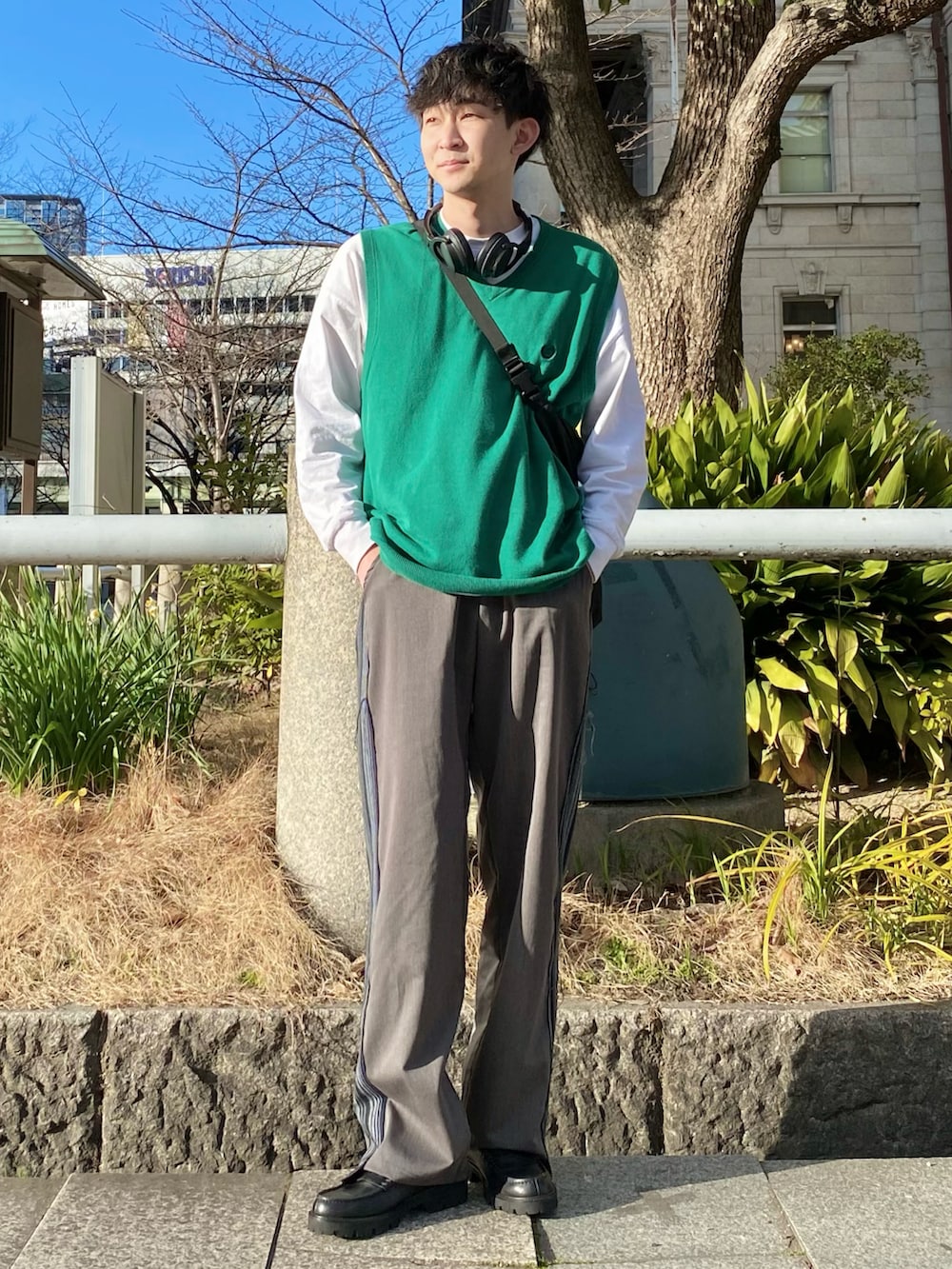 「春コーデ、ビッグシルエット、ストリート、革靴、プチプラ、レイヤードスタイル、古着MIX、ベスト、きれいめカジュアル、ローファー、厚底シューズ、グリーン、ニットベスト、韓国ファッション」｜「CHAPSのアイテム（ベスト、グリーン系）」を使った、 ごりゅーさん（メンズ・177cm）の春コーディネートの3枚目の写真