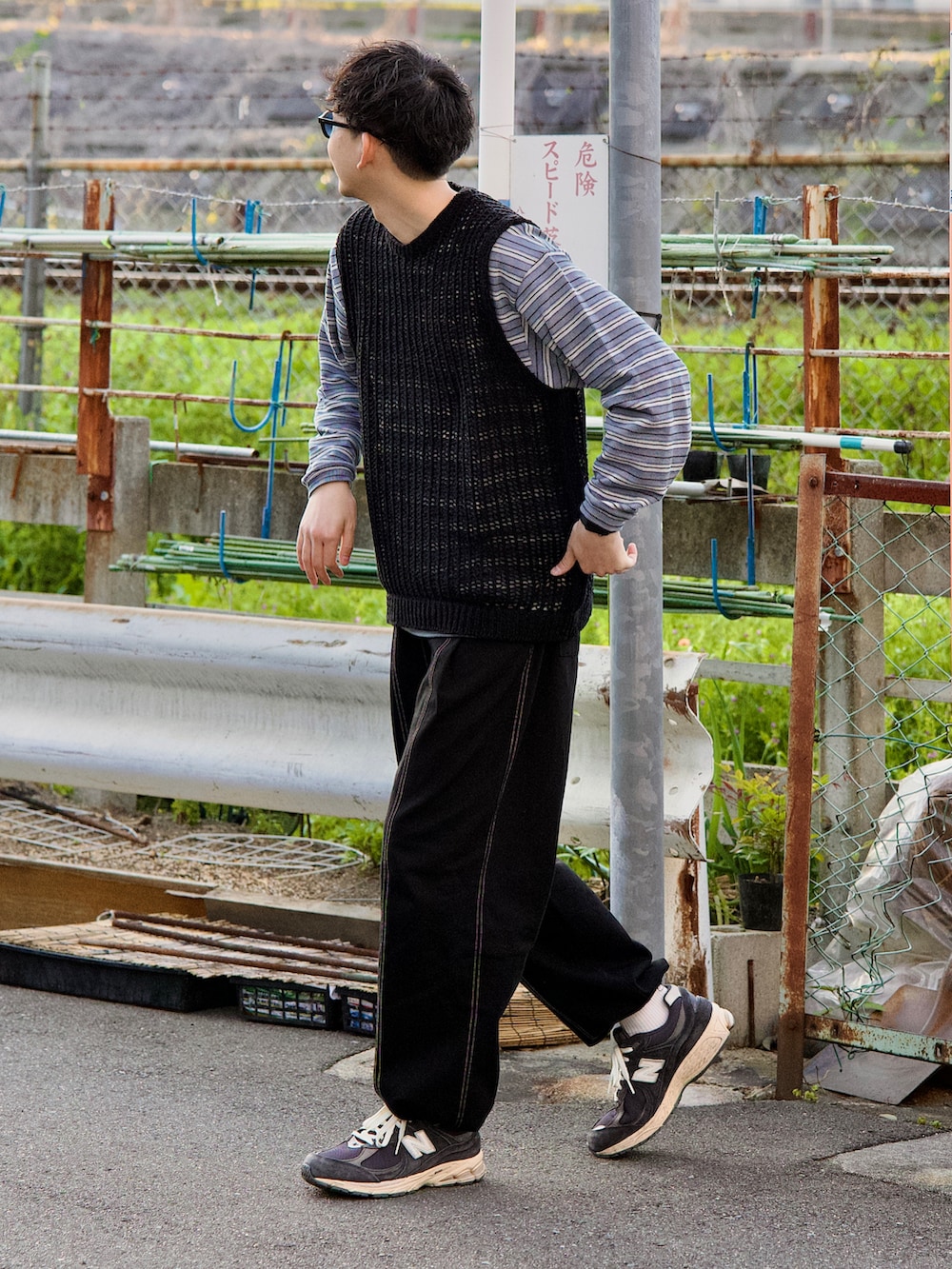 ブラック系のベスト、ブルー系のTシャツ/カットソー、ブラック系のスウェットパンツを着用したメンズの春コーディネートの2枚目の写真