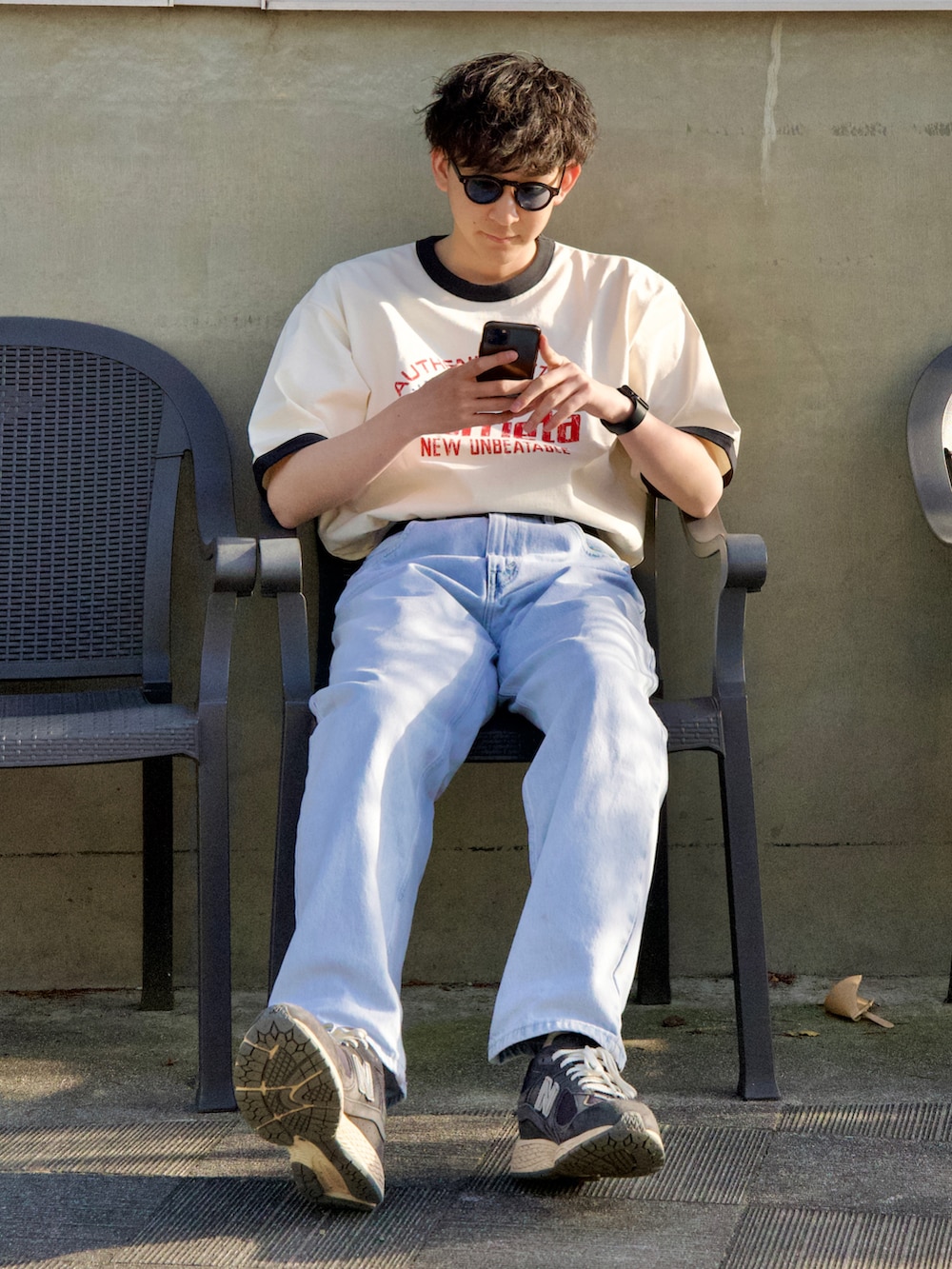 ホワイト系のTシャツ/カットソー、ブルー系のデニムパンツ、ブルー系のスニーカーを着用したメンズの春コーディネートの3枚目の写真