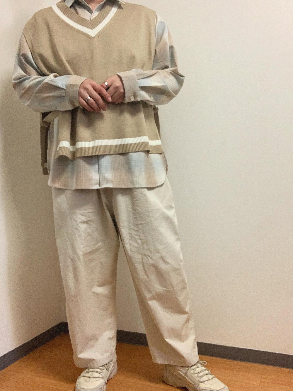 ホワイト系のその他パンツ、ベージュ系のニット/セーター、ベージュ系のスニーカーを着用したメンズの春コーディネートの2枚目の写真