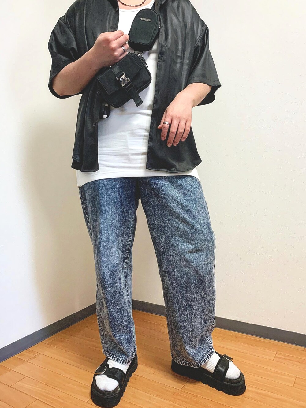 ブルー系のデニムパンツ、ホワイト系のタンクトップ、ブラック系のシャツ/ブラウスを着用したメンズの春コーディネートの2枚目の写真