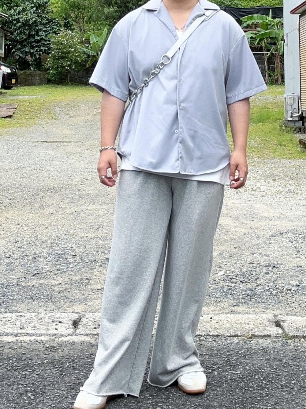 グレー系のスウェットパンツ、ホワイト系のタンクトップ、シルバー系のシャツ/ブラウスを着用したメンズの春コーディネートの2枚目の写真