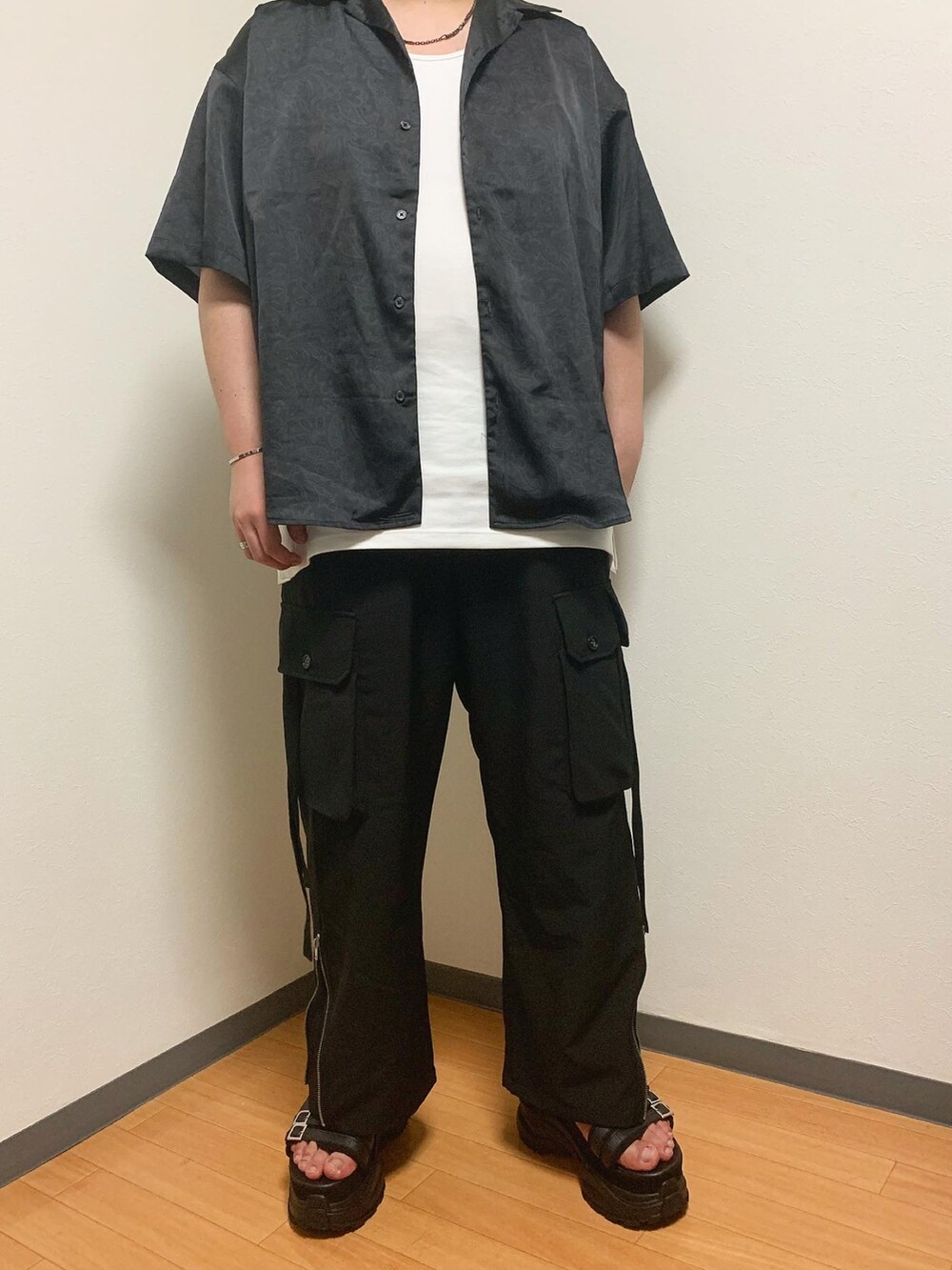 ブラック系のカーゴパンツ、ブラック系のサンダル、ブラック系のシャツ/ブラウスを着用したメンズの夏コーディネートの2枚目の写真