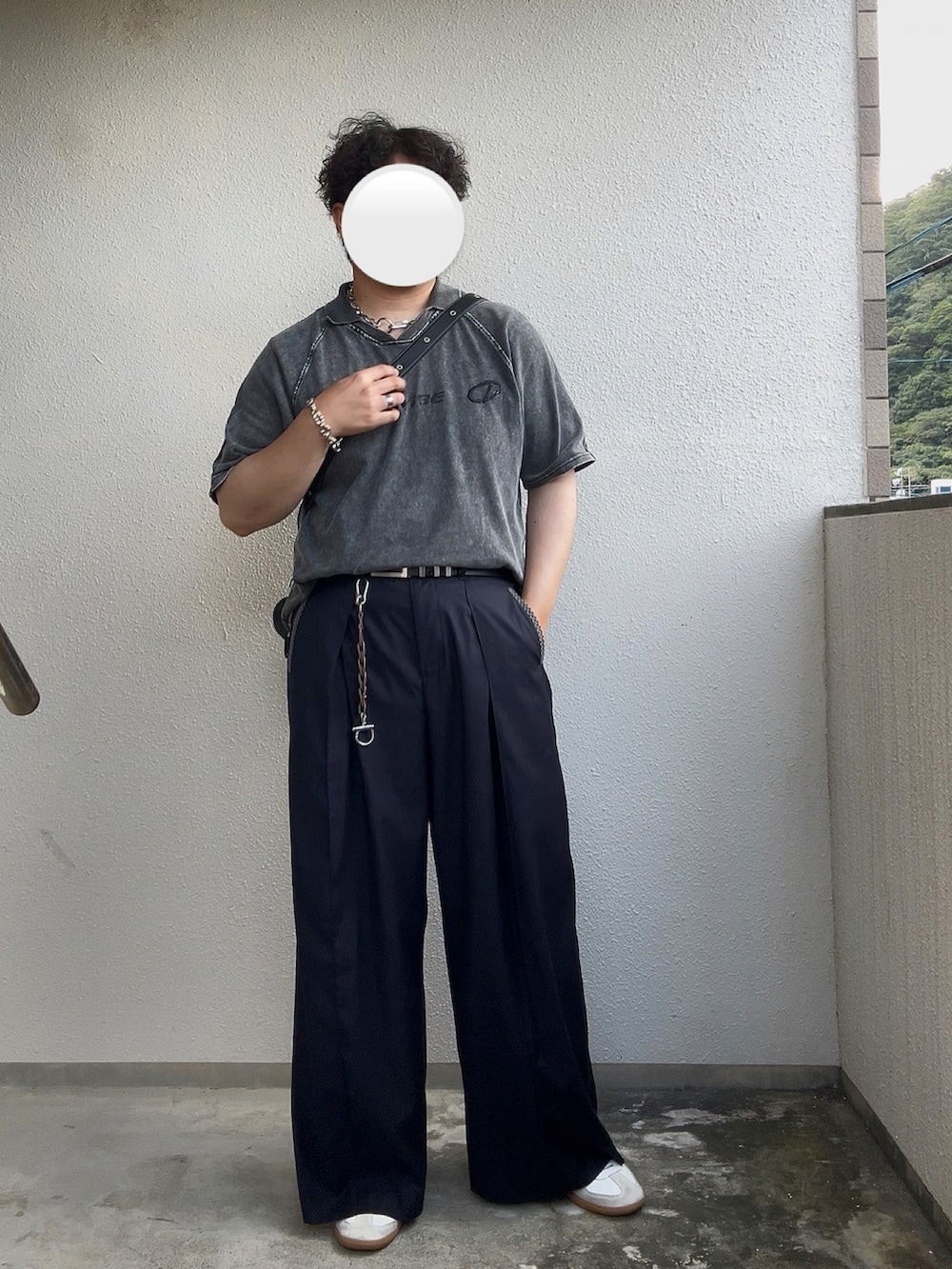 ブラック系のショルダーバッグ、グレー系のTシャツ/カットソー、ブルー系のスラックスを着用したメンズの秋コーディネートの2枚目の写真