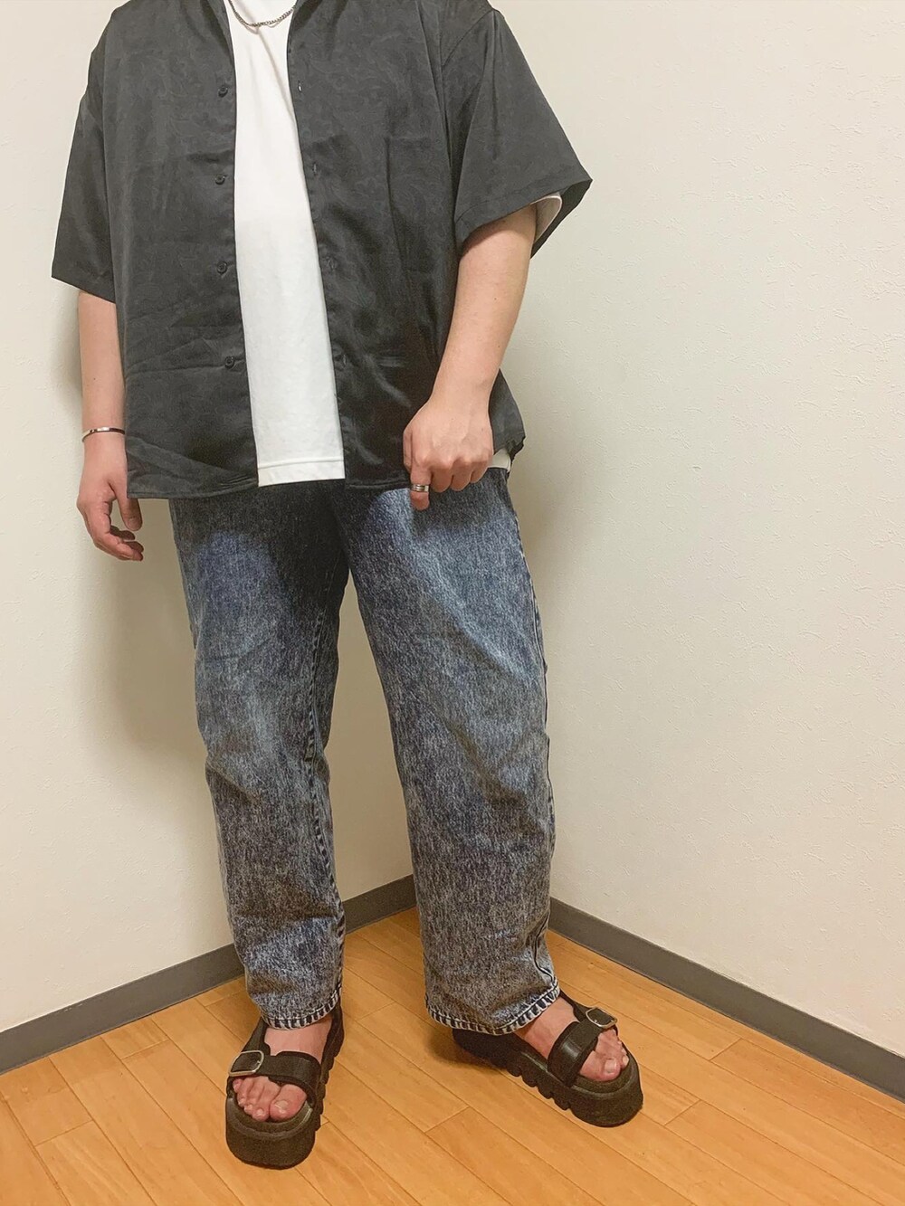 ブルー系のデニムパンツ、ブラック系のサンダル、ブラック系のシャツ/ブラウスを着用したメンズの夏コーディネートの2枚目の写真