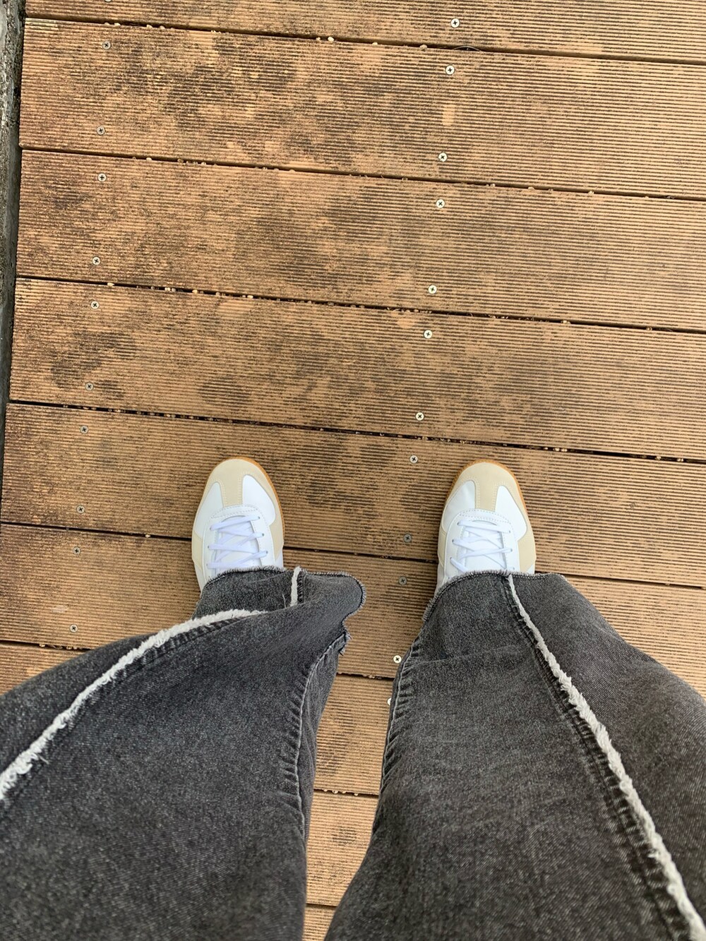 ベージュ系のシャツ/ブラウス、ブラック系のデニムパンツ、ベージュ系のショルダーバッグを着用したメンズの秋コーディネートの2枚目の写真