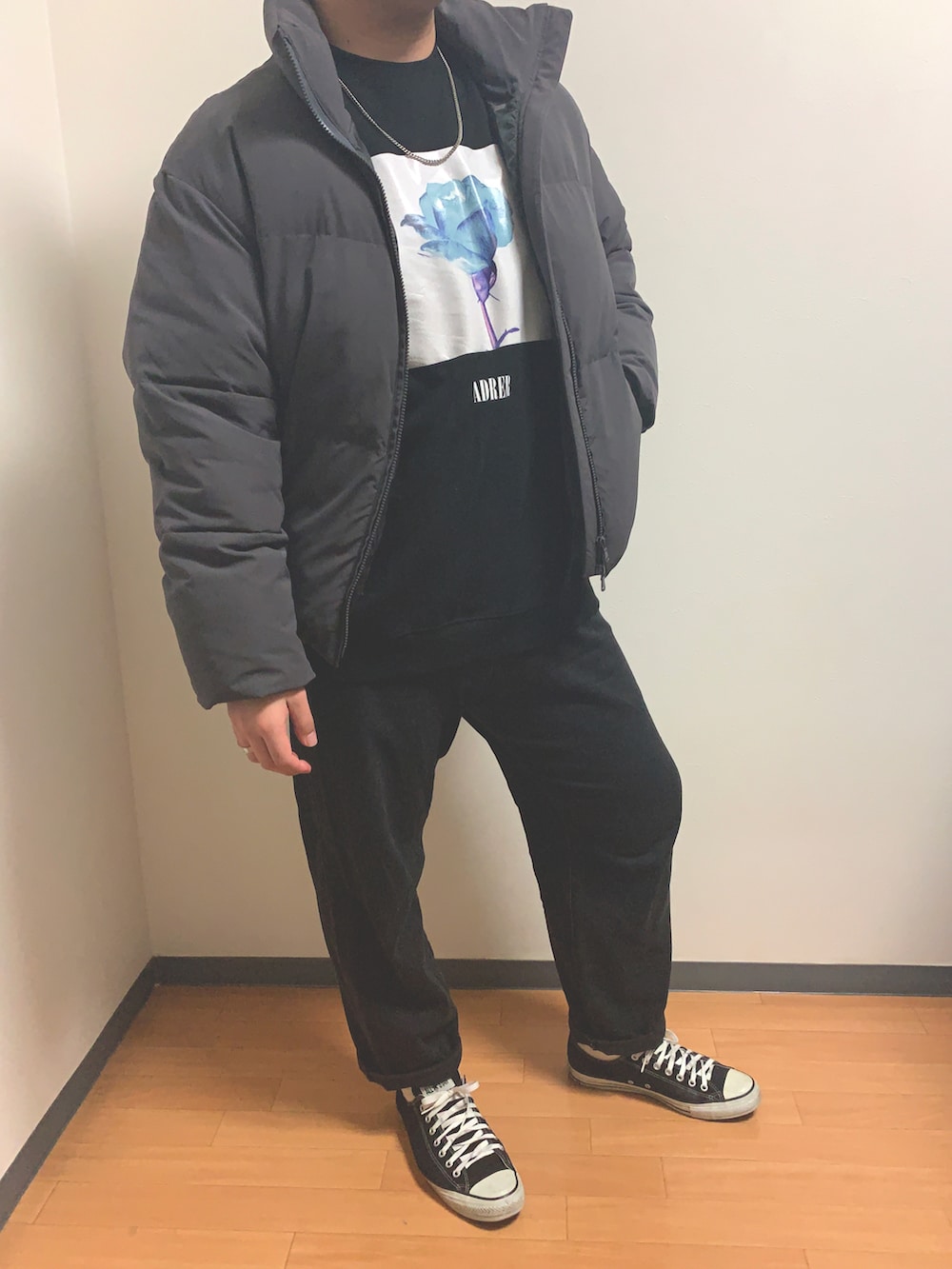 グレー系のダウンジャケット/コート、ブラック系のスウェット、ブラック系のデニムパンツを着用したメンズの冬コーディネートの2枚目の写真