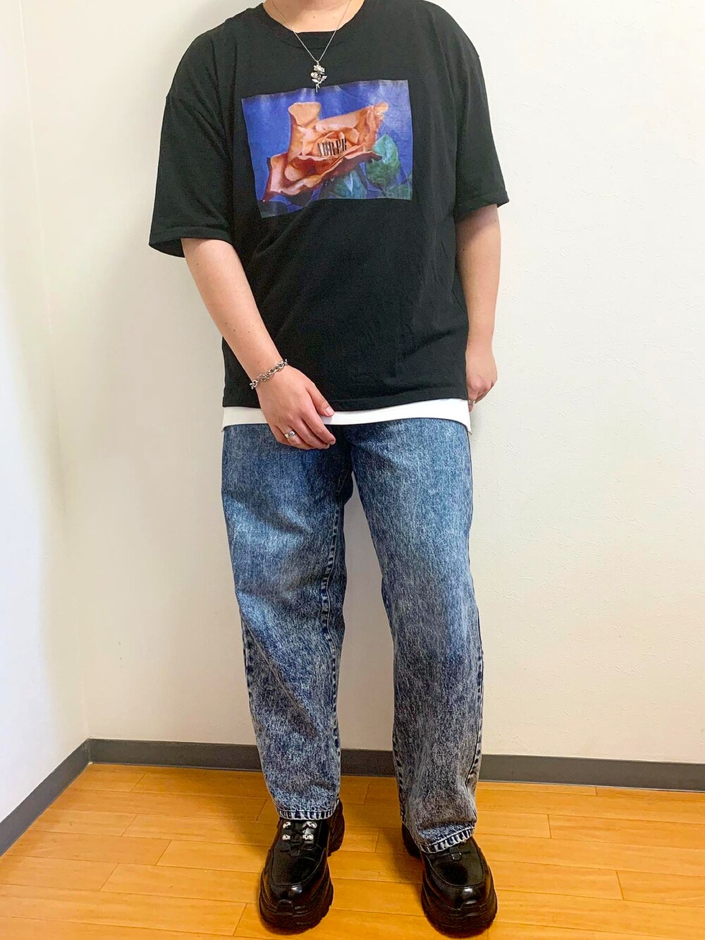 ブラック系のTシャツ/カットソー、ホワイト系のタンクトップ、ブルー系のデニムパンツを着用したメンズの秋コーディネートの2枚目の写真