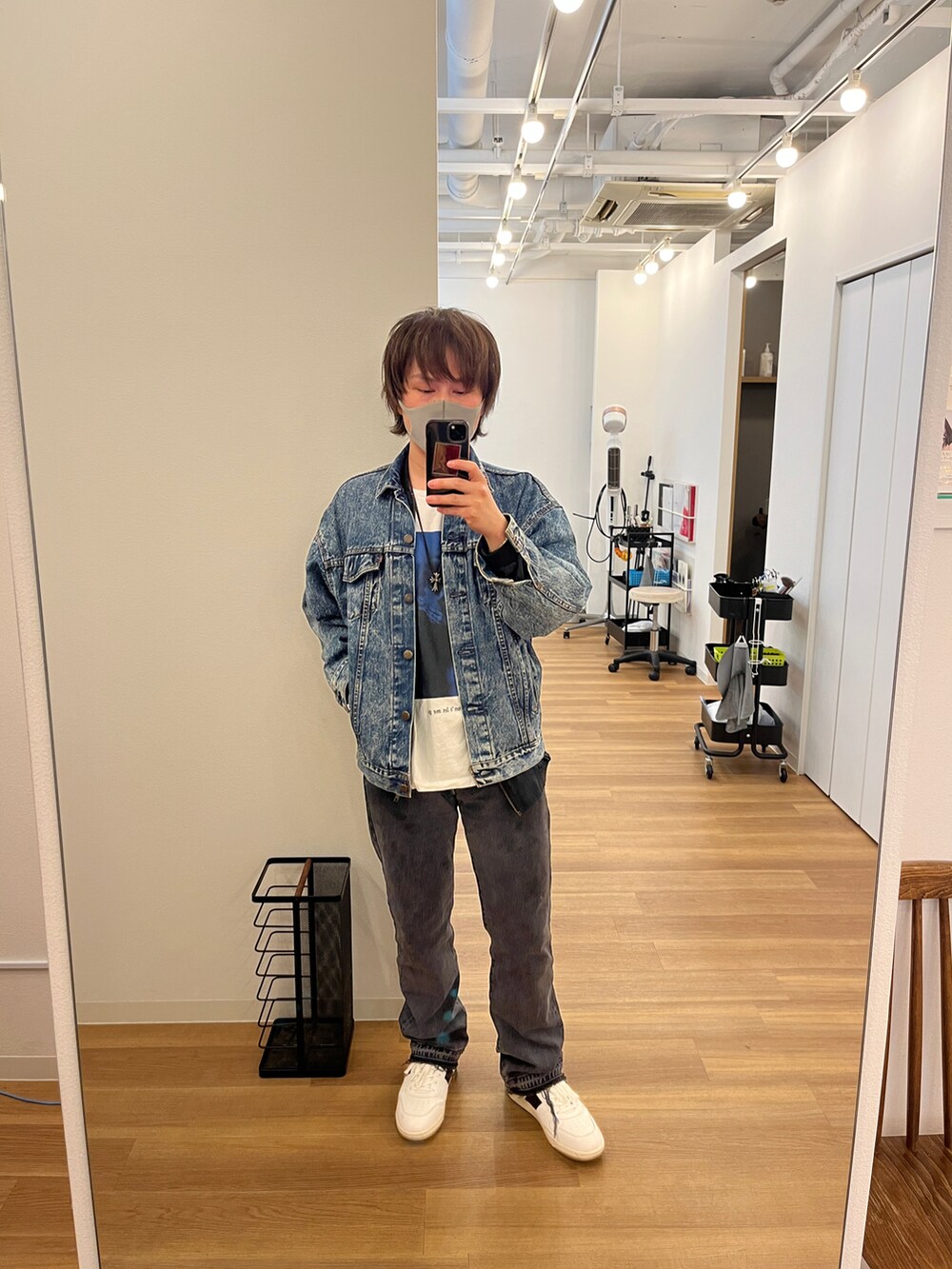 ホワイト系のTシャツ/カットソー、ブラック系のデニムパンツを着用したメンズの春コーディネートの2枚目の写真