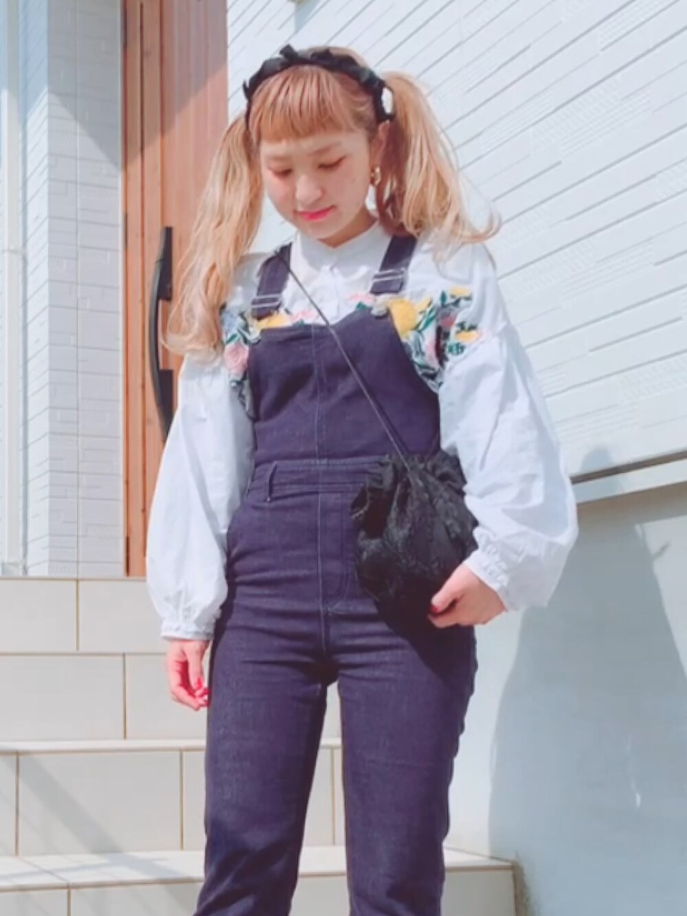 「春コーデ、大人ガーリー、低身長、大人カジュアル、サロペット、NIKE、アクアリフト、mystic、ZARA、ザラジョ、perna、カチューシャ、春」｜「ZARAのアイテム（シャツ/ブラウス、ホワイト系）」を使った、リリーさん（レディース・150cm）の春コーディネートの2枚目の写真