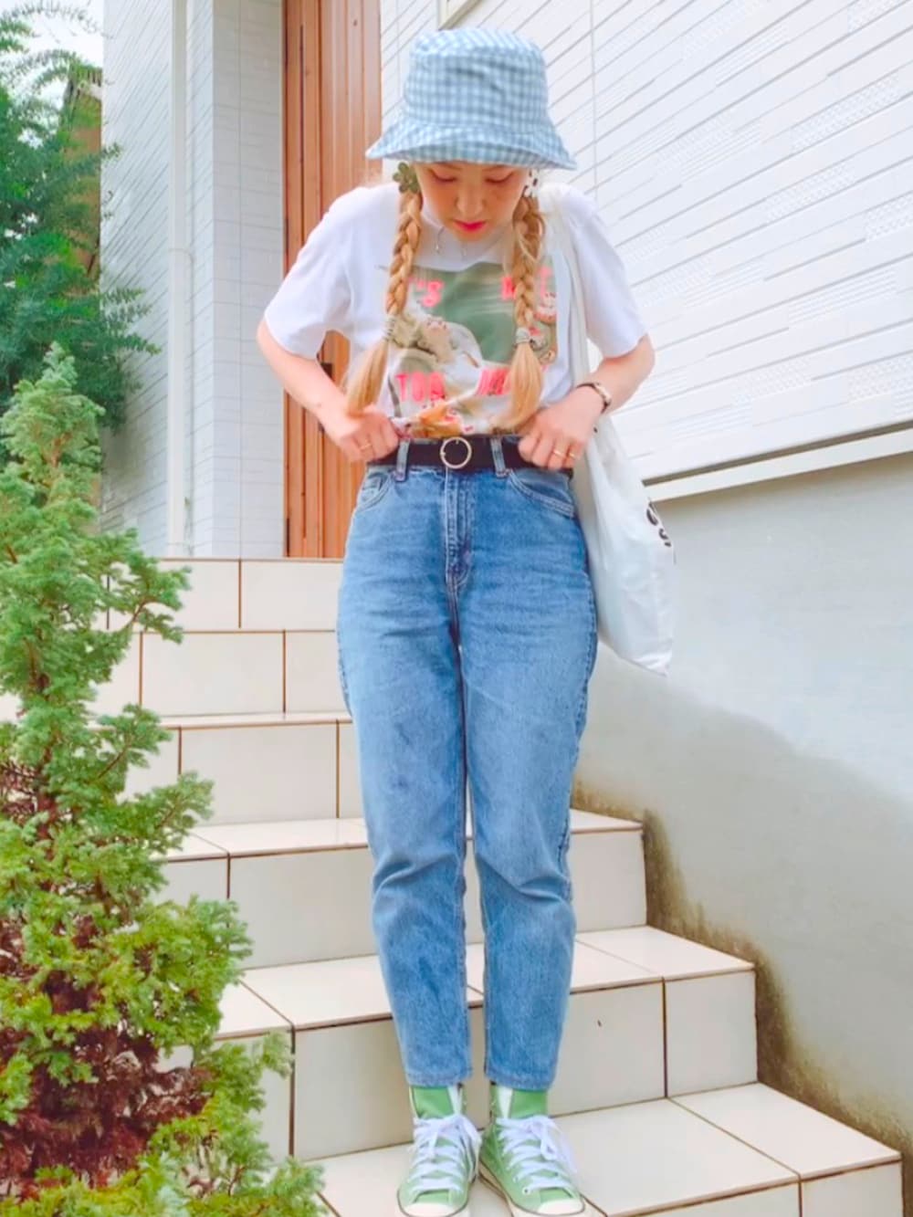 グリーン系のスニーカー、ホワイト系のトートバッグ、ホワイト系のTシャツ/カットソーを着用したレディースの夏コーディネートの2枚目の写真