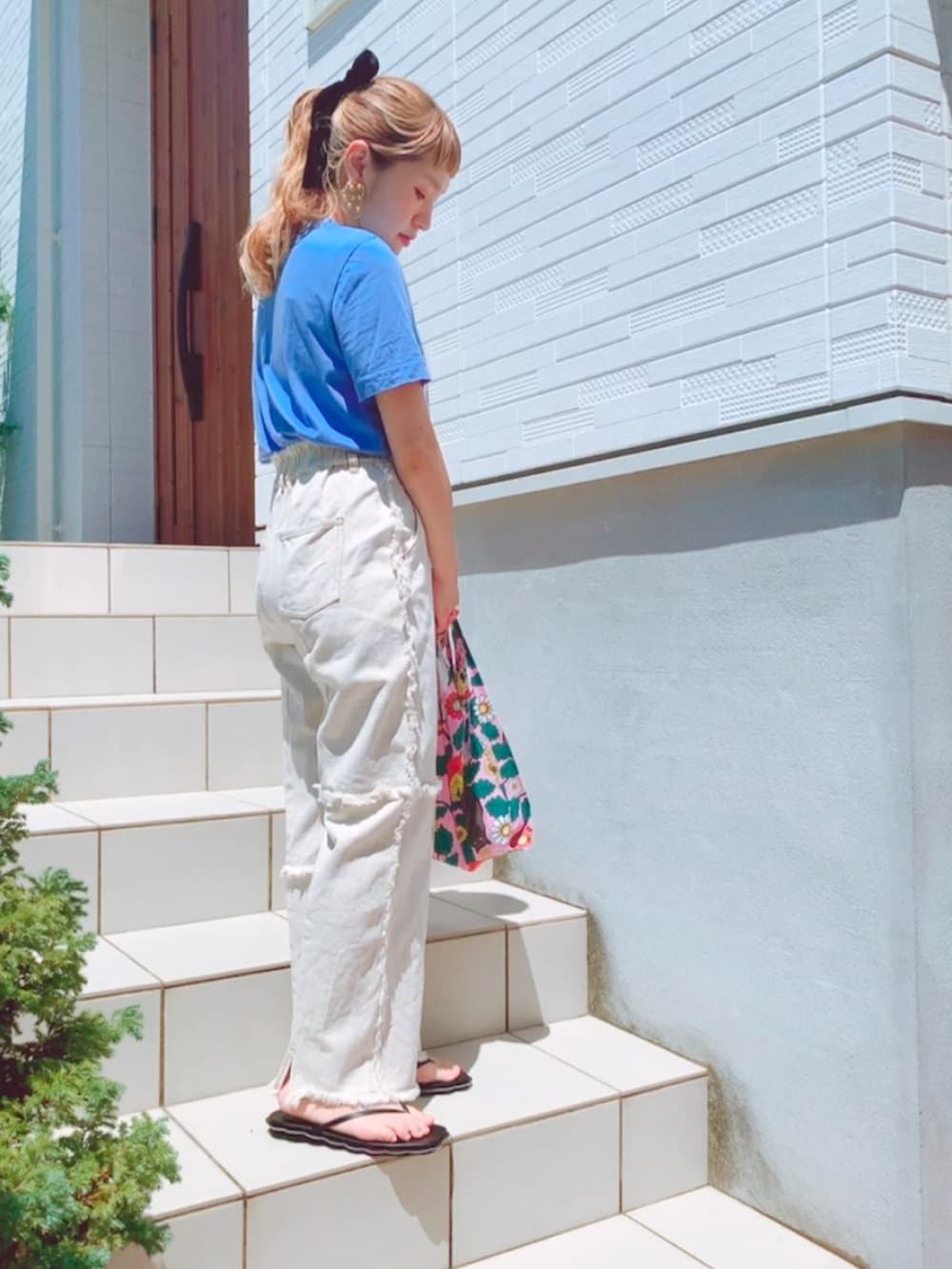 「夏、シンプルコーデ、リラックススタイル、大人かわいい、着回しコーデ、低身長、大人カジュアル、プチプラ、summer、カラーコーデ、H&M、チャオパニック、キャセリーニ、BAGGU」｜「BAGGUの【BAGGU】BABY BAGGU（エコバッグ/サブバッグ、ピンク系）」を使った、リリーさん（レディース・150cm）の夏コーディネートの2枚目の写真