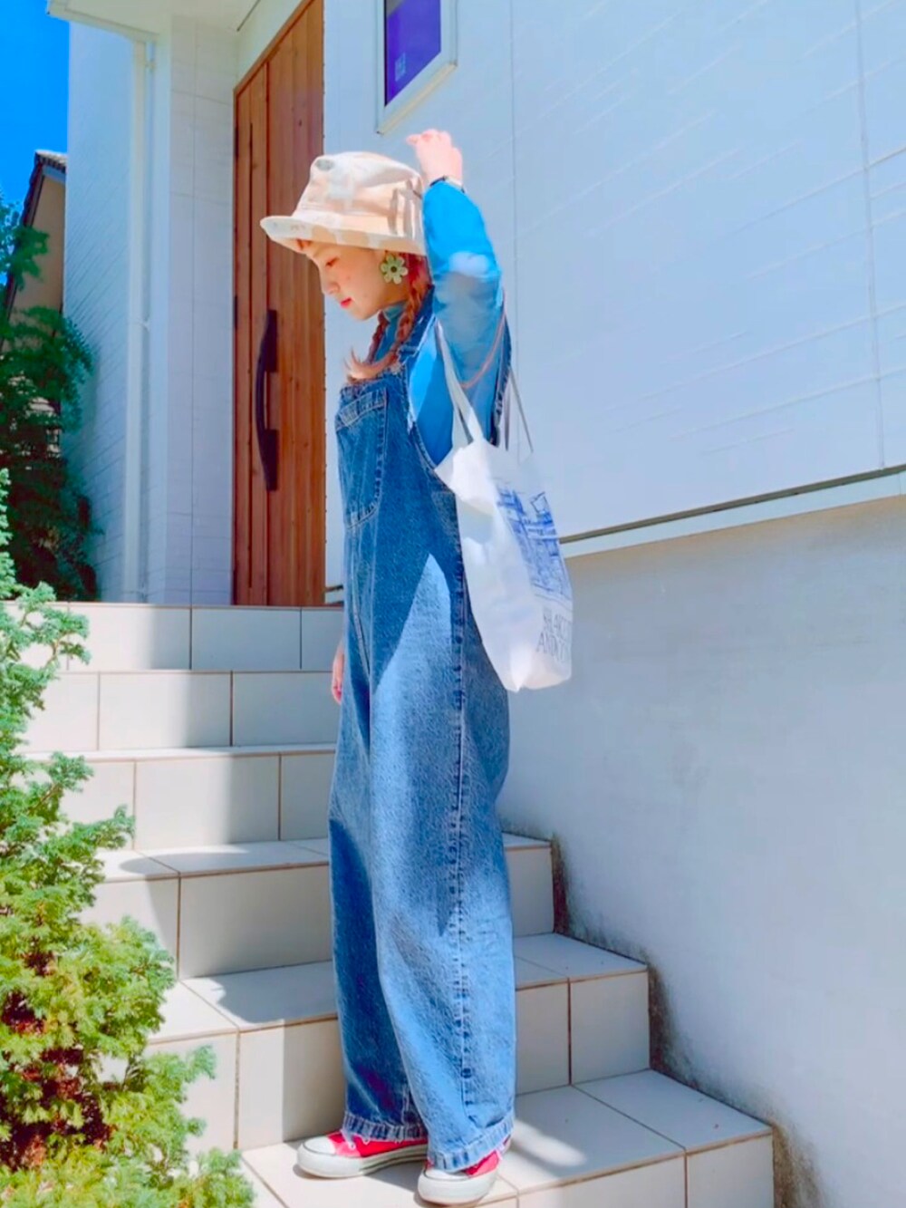 「秋服準備はじめました、初秋コーデ、秋服、スニーカー、ZARA、低身長女子、サロペット、ciaopanic、シアートップス、SLY、ハット、トートバッグ、sanself」｜「SLYのCOW PATTERN BUCKET HAT/バケットハット（ハット、ベージュ系）」を使った、リリーさん（レディース・150cm）の秋コーディネートの3枚目の写真