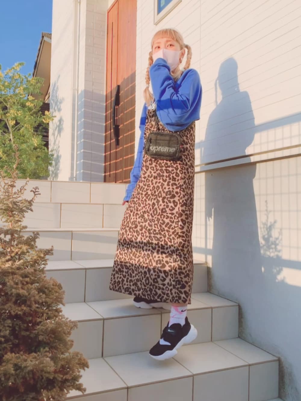 「春服みてみて、春、おしゃれさんと繋がりたい、低身長、ひょう柄、シュプリーム、ロゴスウェット、スウェット、NIKE、アクアリフト」｜「NIKEのNIKE ナイキ W NIKE AQUA RIFT ウィメンズ アクア リフト CW7164 001BLACK/WHITE-WHITE（スニーカー、ブラック系）」を使った、リリーさん（レディース・150cm）の春コーディネートの2枚目の写真