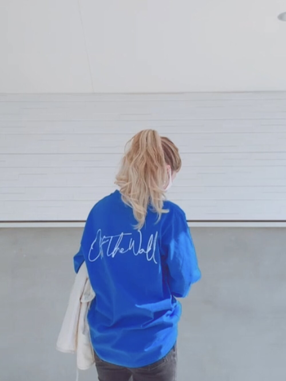 「カジュアル、低身長コーデ、低身長女子、ナイキ、GU、シアタープロダクツ(THEATRE PRODUCTS)、VANS、ポニーテール、カジュアルコーデ、フレアパンツ」｜「VANSのVANS/バンズ   ビッグシルエット   バックプリントロゴロンT   121K3020100（Tシャツ/カットソー、ブルー系）」を使った、リリーさん（レディース・150cm）の冬コーディネートの4枚目の写真