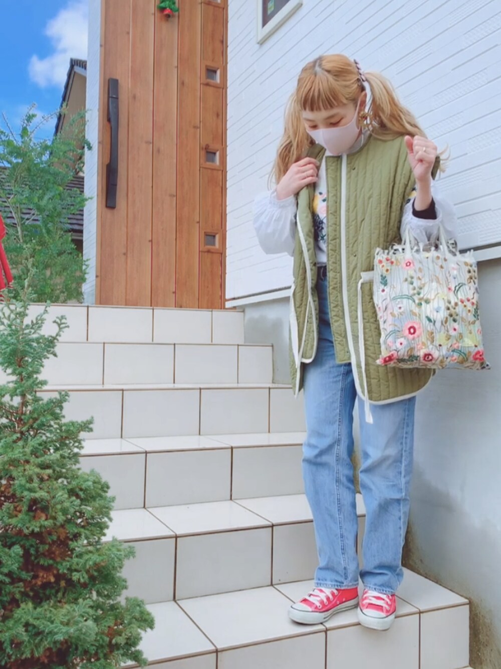 「大人女子、カジュアルコーデ、秋のコーデ、ラクチンコーデ、低身長、ZARA、ザラジョ、GU、GUデニム、コンバース」｜「GUのアイテム（デニムパンツ、ブルー系）」を使った、リリーさん（レディース・150cm）の秋コーディネートの3枚目の写真