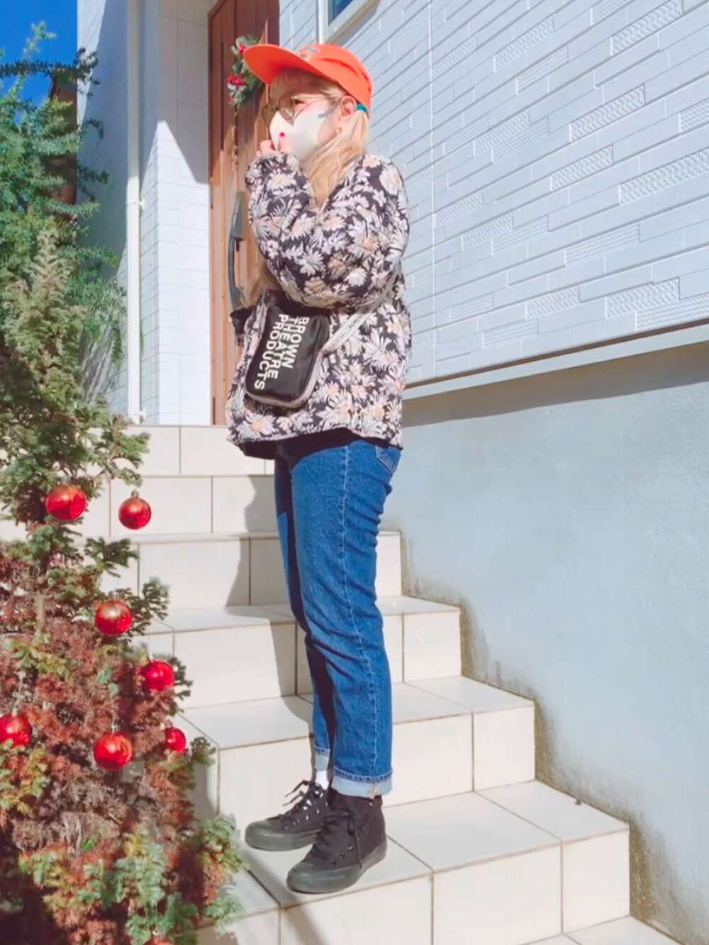 ブルー系のデニムパンツ、ブラック系のスニーカー、ブルー系のジャケット/アウターを着用したレディースの冬コーディネートの5枚目の写真