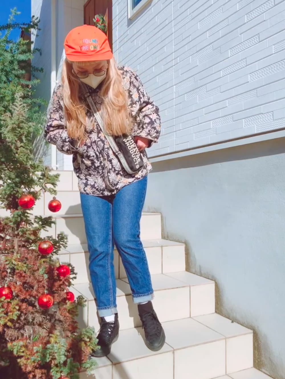 ブルー系のデニムパンツ、ブラック系のスニーカー、ブルー系のジャケット/アウターを着用したレディースの冬コーディネートの3枚目の写真