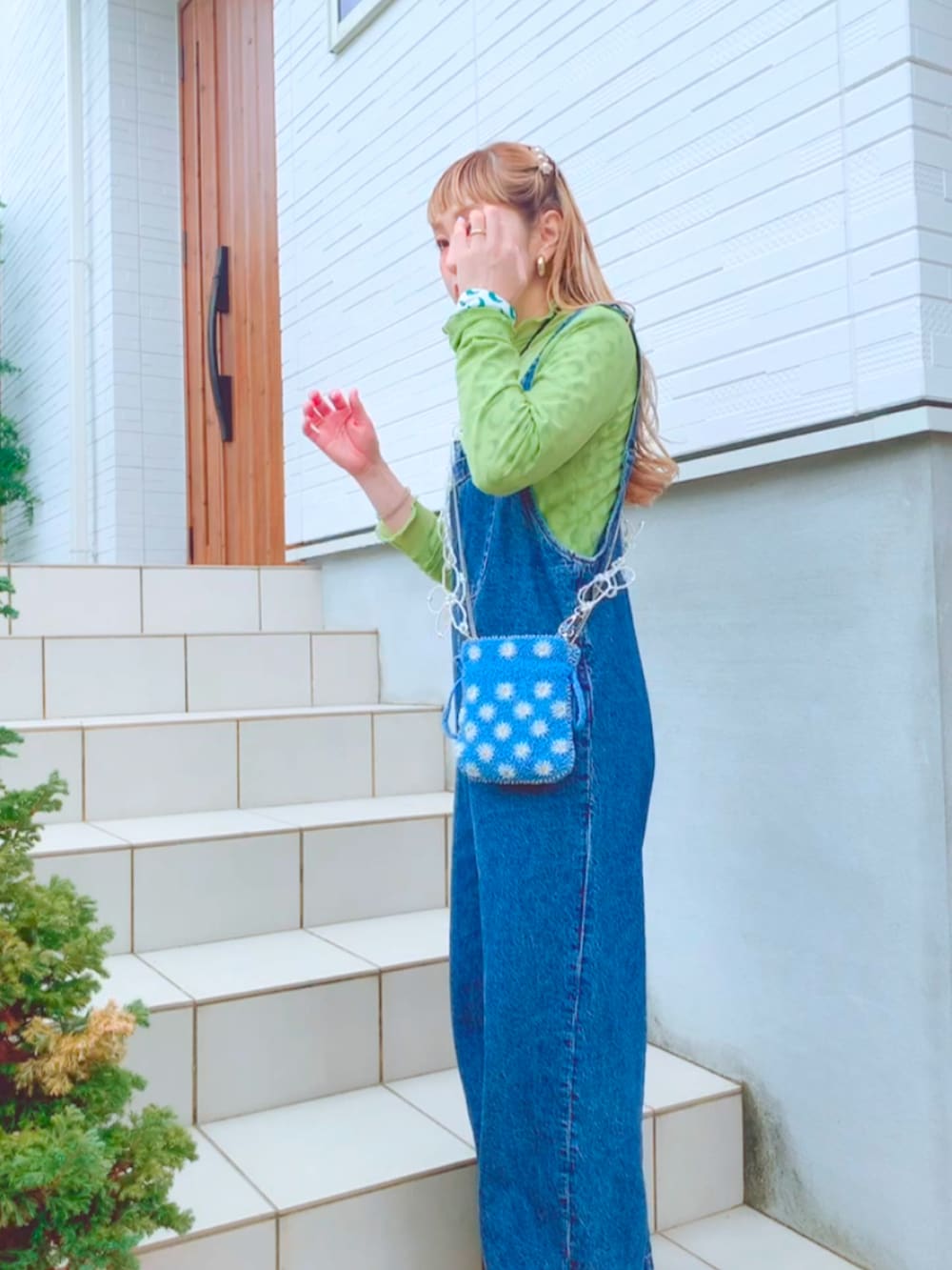 「春夏コーデ、カラー×コーデ、低身長コーデ、カジュアル、レイヤードスタイル、着回しコーデ、デニム、ミニバッグ、ZARA、NIKE、コンバース、サロペット」｜「HANNEのシースルーカットソー（Tシャツ/カットソー、グリーン系）」を使った、リリーさん（レディース・150cm）の夏コーディネートの3枚目の写真