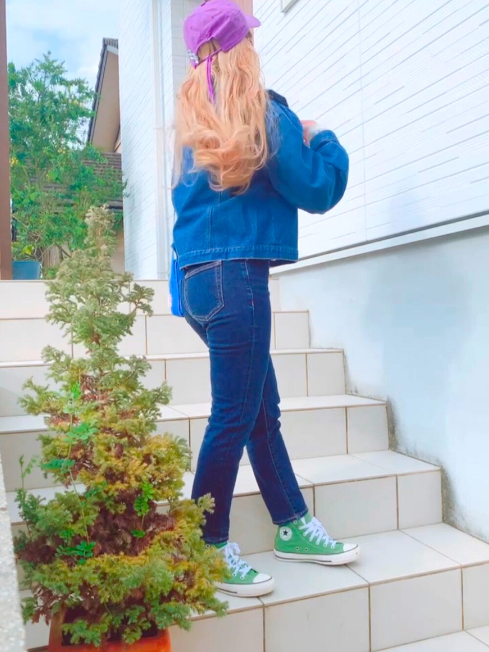 「カジュアルコーデ、大人女子、春服、デニムコーデ、低身長コーデ、コンバース、converse、WC、Gジャン、デニムジャケット、ビックカラー」｜「PHILLYのフリルカラーショートデニムジャケット（デニムジャケット、ブルー系）」を使った、リリーさん（レディース・150cm）の春コーディネートの3枚目の写真