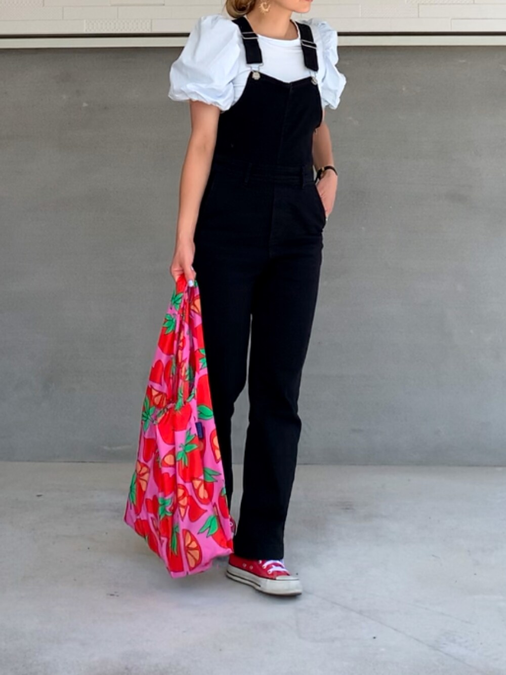 ブラック系のサロペット/オーバーオール、ブルー系のTシャツ/カットソー、レッド系のスニーカーを着用したレディースの夏コーディネートの2枚目の写真