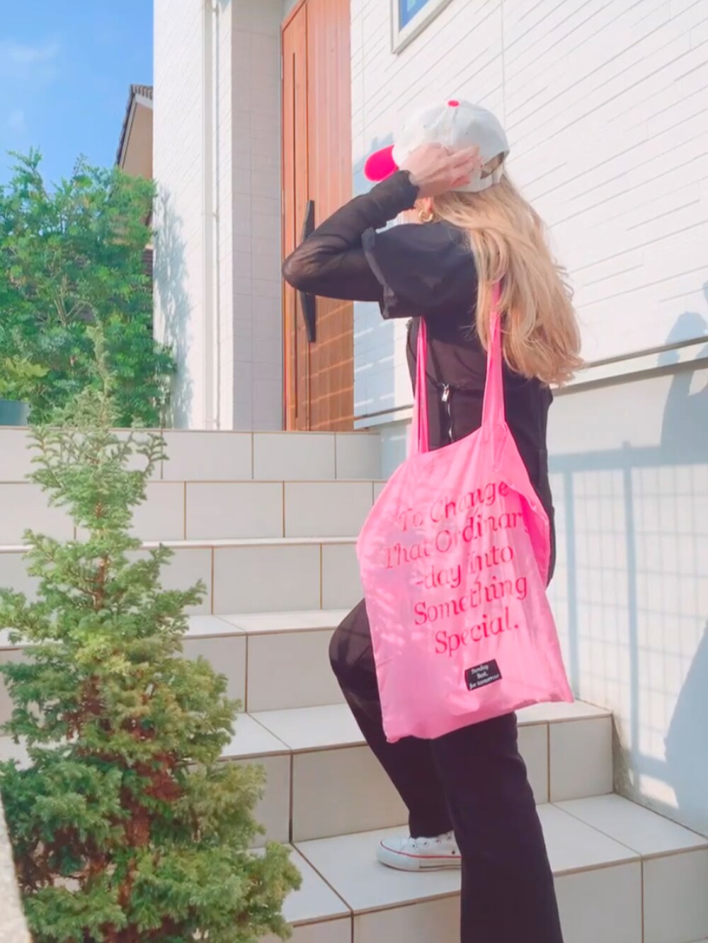 「大人カジュアル、お出かけコーデ、カラーコーデ、ブラックコーデ、H&M、カスタネ、Kastane、JUNOAH、mystic、converse、キャップ、サロペット」｜「JUNOAHのハイネックシアーカットソー（Tシャツ/カットソー、ブラック系）」を使った、リリーさん（レディース・150cm）の春コーディネートの2枚目の写真