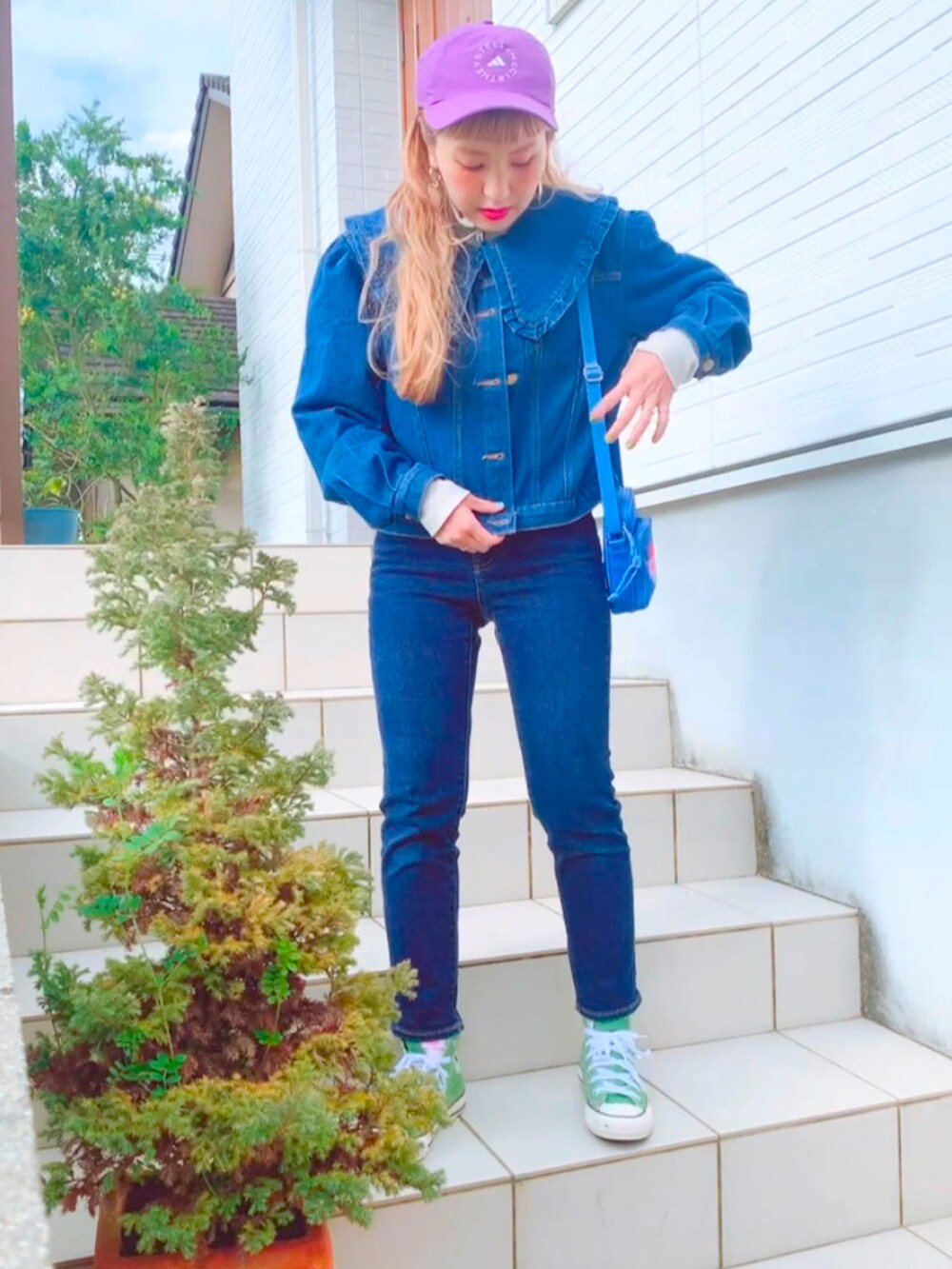 「カジュアルコーデ、大人女子、春服、デニムコーデ、低身長コーデ、コンバース、converse、WC、Gジャン、デニムジャケット、ビックカラー」｜「PHILLYのフリルカラーショートデニムジャケット（デニムジャケット、ブルー系）」を使った、リリーさん（レディース・150cm）の春コーディネートの2枚目の写真
