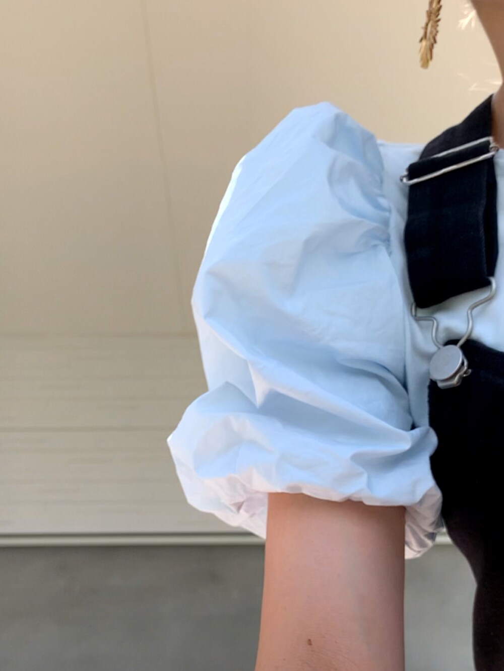 ブラック系のサロペット/オーバーオール、ブルー系のTシャツ/カットソー、レッド系のスニーカーを着用したレディースの夏コーディネートの3枚目の写真