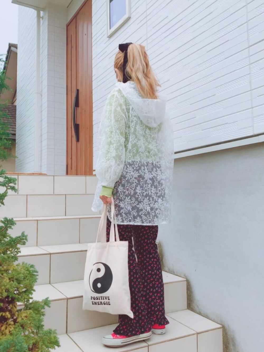 「秋服コーデ、低身長コーデ、パンツコーデ、秋服準備はじめました、WC、コンバース、レース、シアートップス、パーカー、カラフル」｜「WCのブーツカットパンツ（その他パンツ、ブルー系）」を使った、リリーさん（レディース・150cm）の秋コーディネートの2枚目の写真